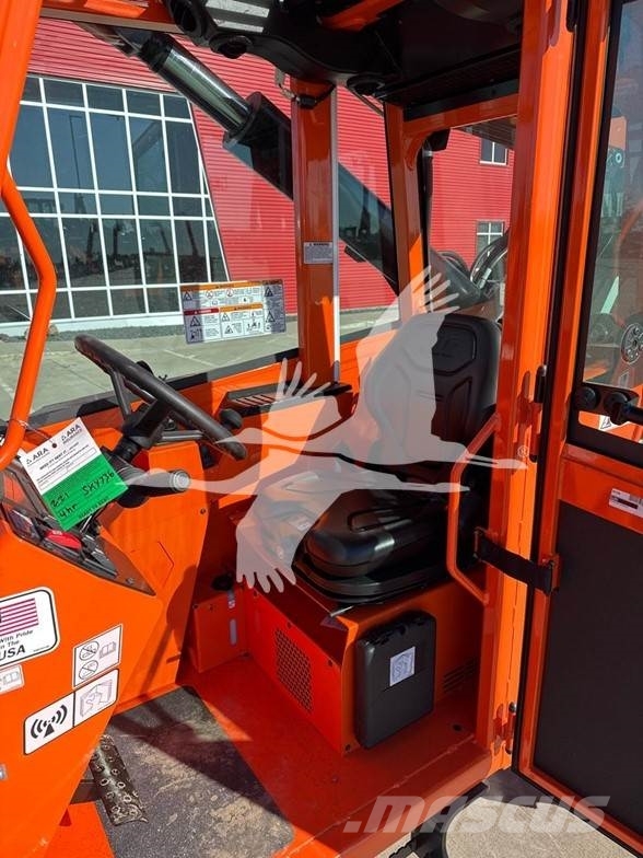 SkyTrak 8042 伸縮臂操作車