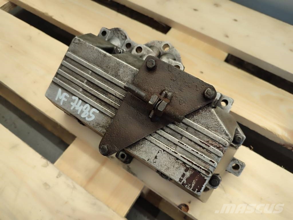 Massey Ferguson Oil cooler 3771X12B Massey Ferguson 7485 Radiatoren