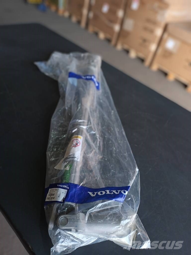 Volvo STEERING SHAFT 82397847 Raamid