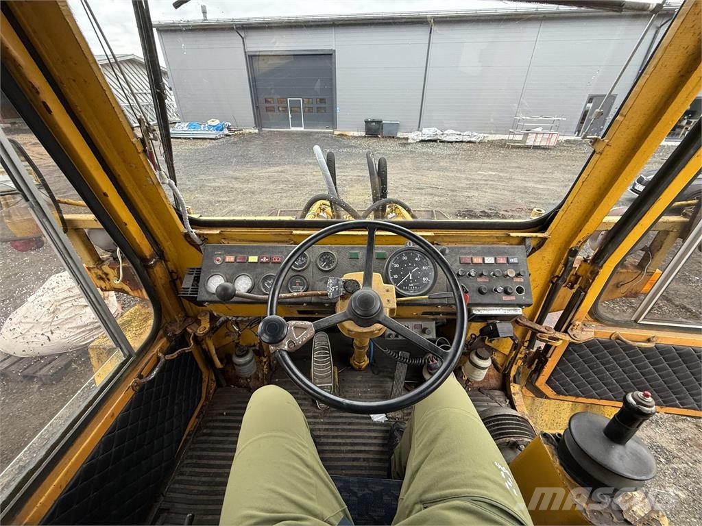 Hanomag C66 Gumikerekes homlokrakodók