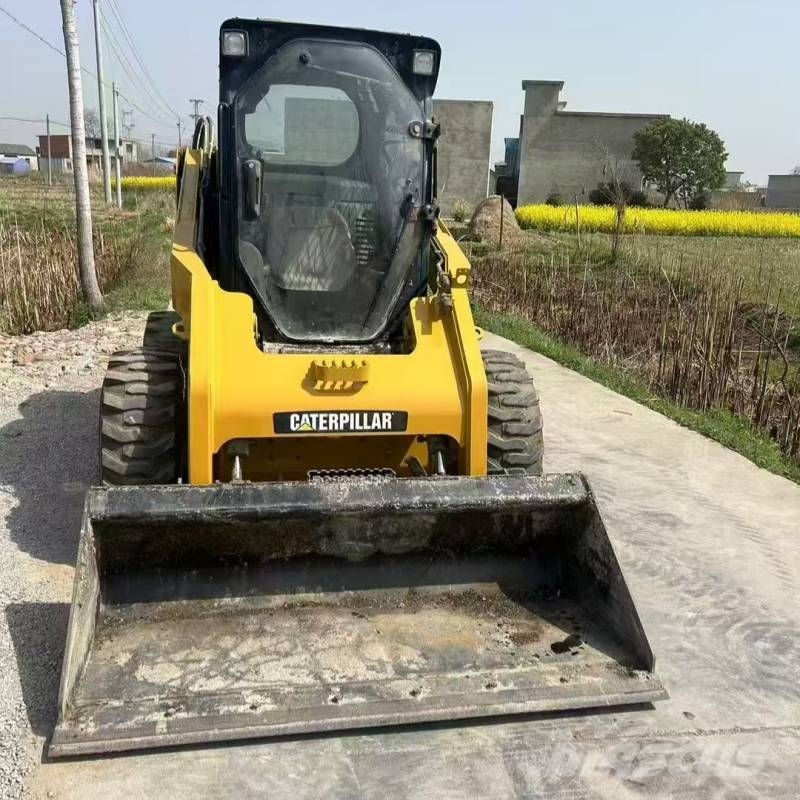 CAT 246 C Mini Pale Gommate