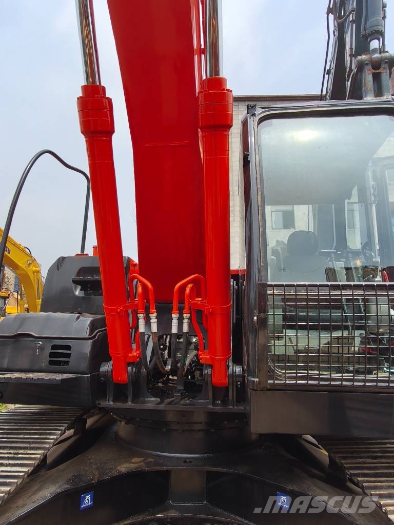Hitachi ZX 200 履带挖掘机