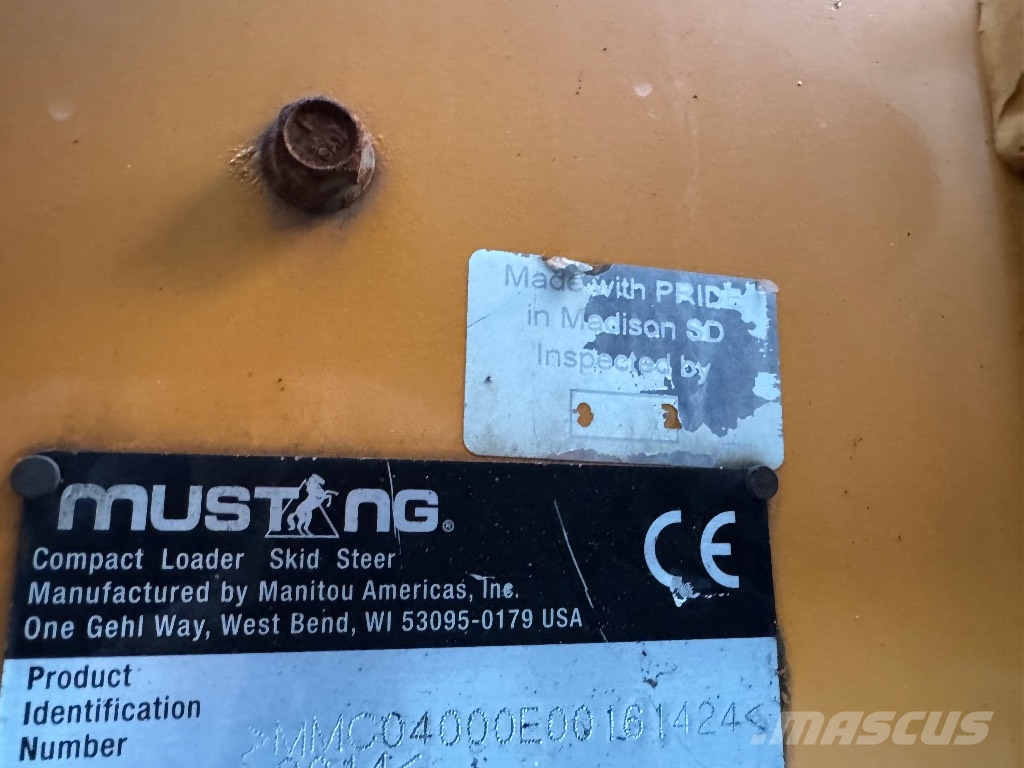 Mustang 4000 V لوادر انزلاقية التوجيه