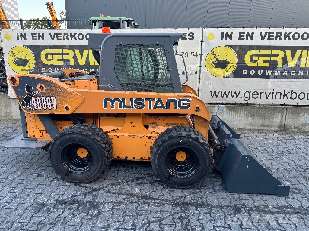 Mustang 4000 V لوادر انزلاقية التوجيه