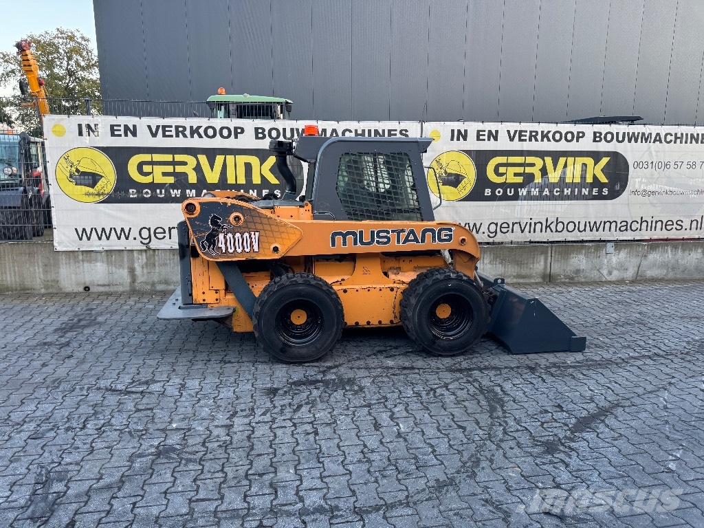 Mustang 4000 V لوادر انزلاقية التوجيه