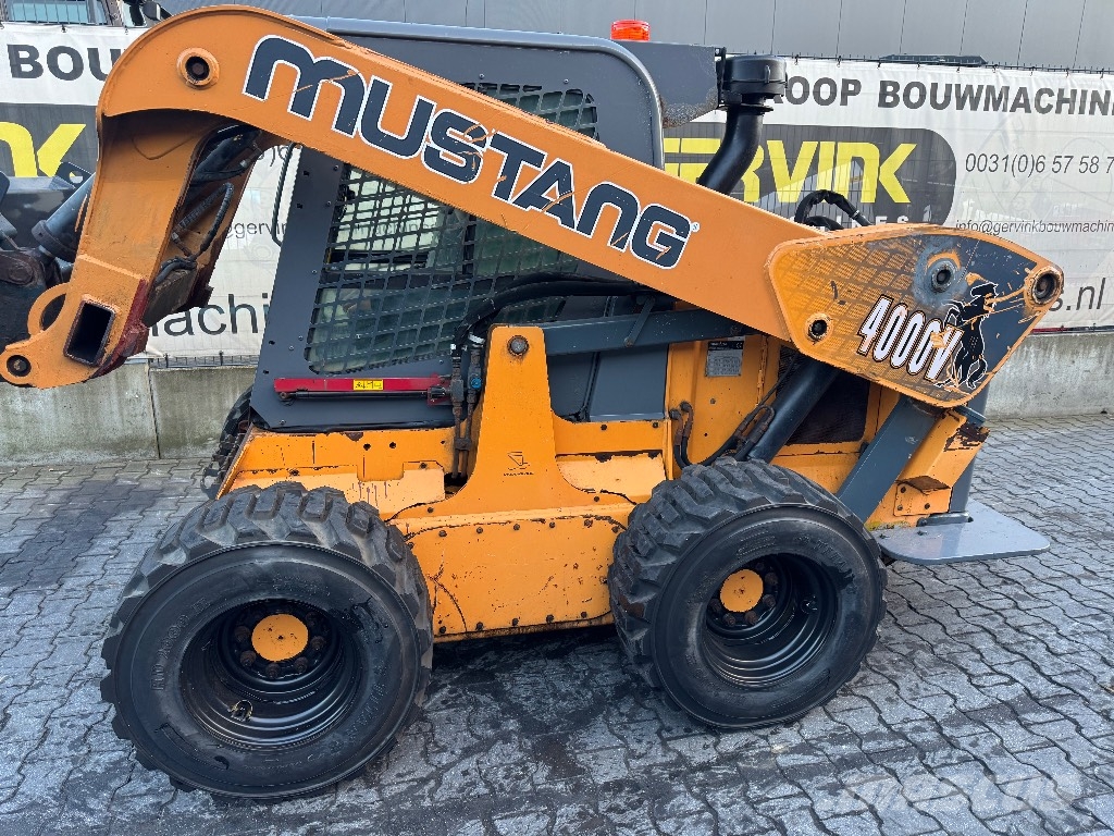 Mustang 4000 V لوادر انزلاقية التوجيه