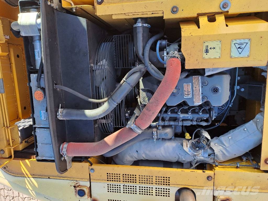 New Holland E 175 C LC Telakaivukoneet