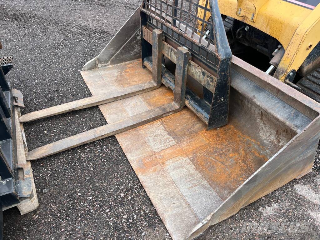 CAT 277 B skopa gafflar jordfräs stensamlare Skid steer mini nakladalci