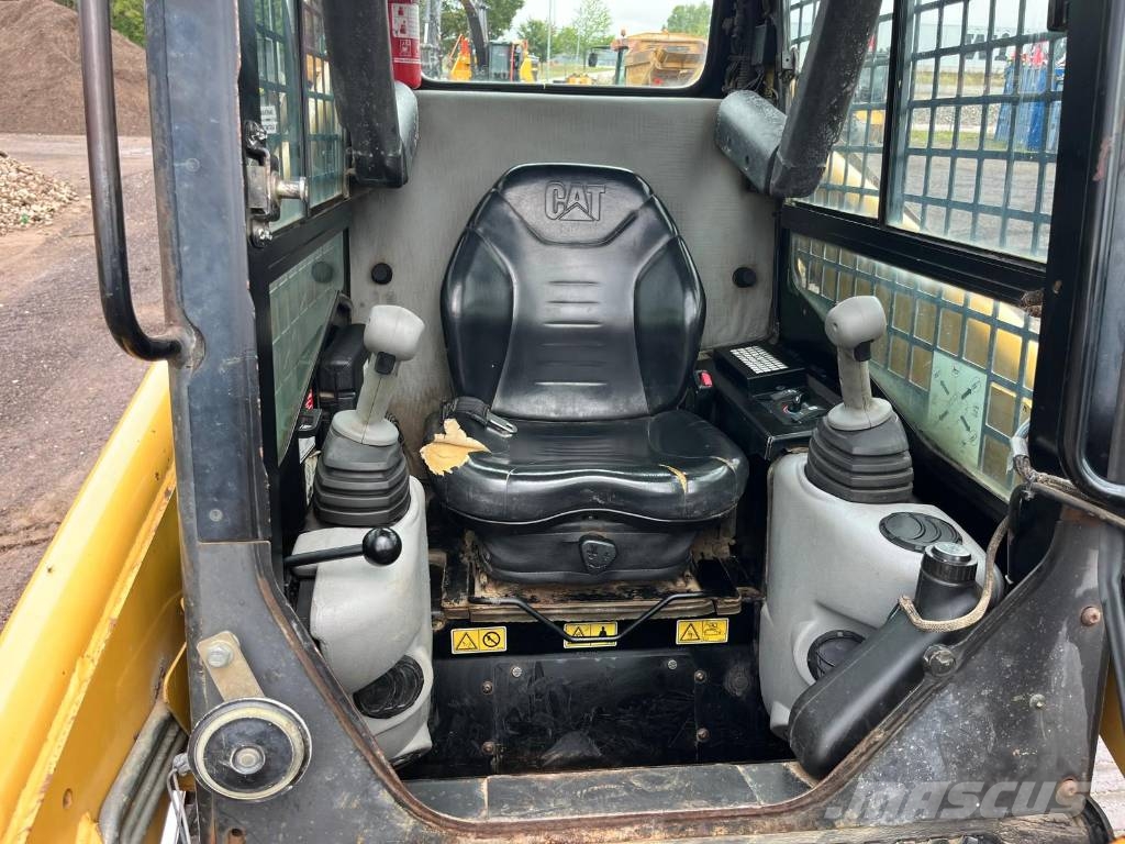 CAT 277 B skopa gafflar jordfräs stensamlare Skid steer mini nakladalci