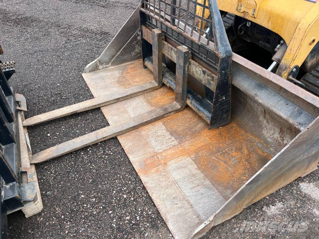 CAT 277 B skopa gafflar jordfräs stensamlare Skid steer mini nakladalci