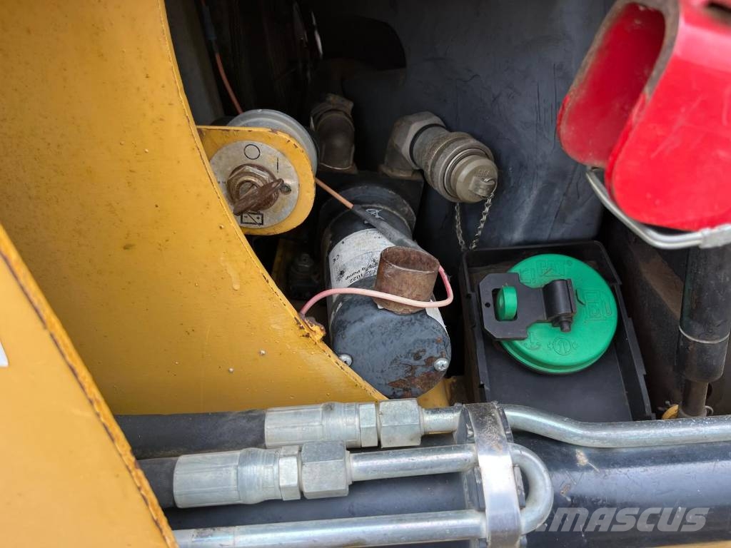 CAT 277 B skopa gafflar jordfräs stensamlare Skid steer mini nakladalci