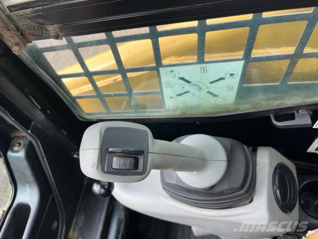 CAT 277 B skopa gafflar jordfräs stensamlare Skid steer mini nakladalci