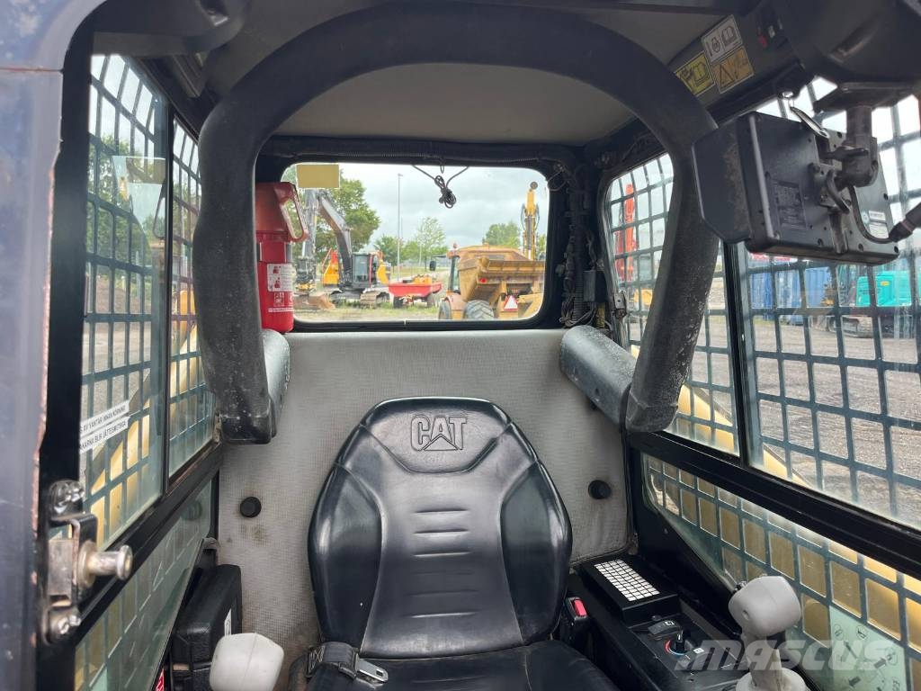 CAT 277 B skopa gafflar jordfräs stensamlare Skid steer mini nakladalci