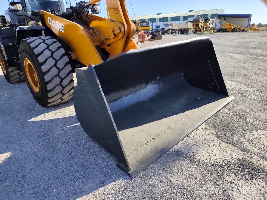 CASE 821G XR Naudoti ratiniai krautuvai