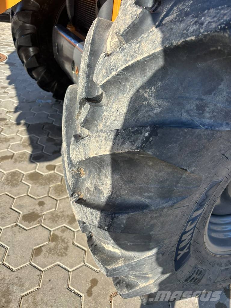 CASE 695 ST Pelle sur pneus