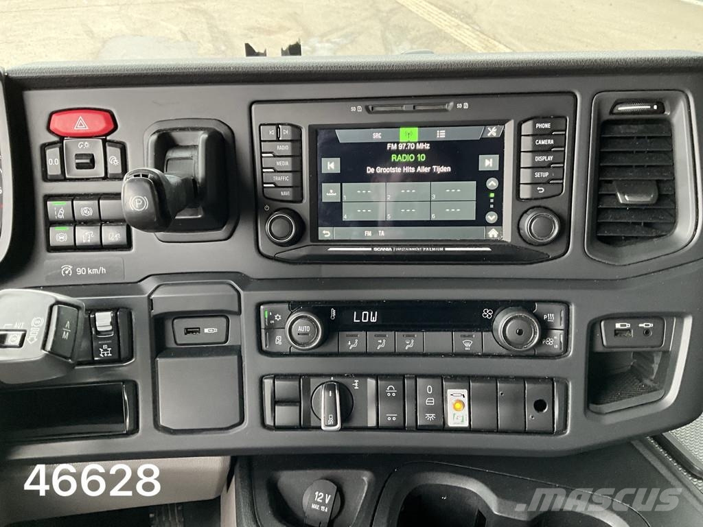 Scania P 360 HMF 22 Tonmeter laadkraan Vrachtwagen met containersysteem