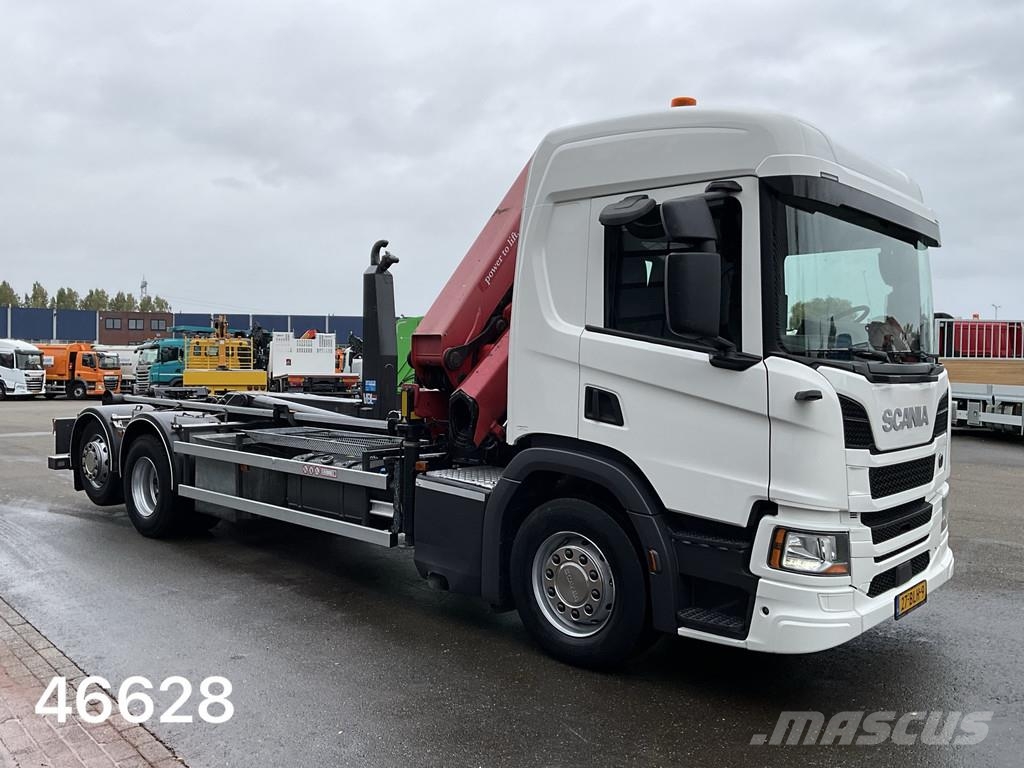 Scania P 360 HMF 22 Tonmeter laadkraan Vrachtwagen met containersysteem
