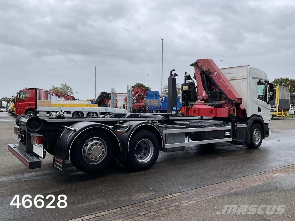Scania P 360 HMF 22 Tonmeter laadkraan Vrachtwagen met containersysteem