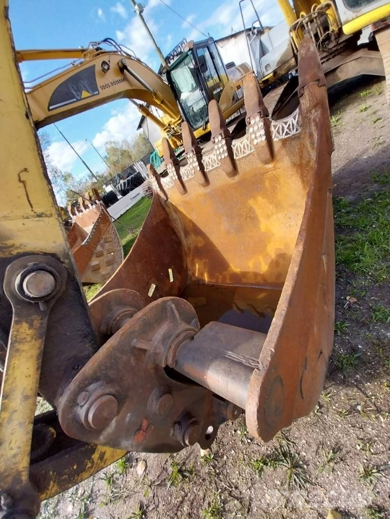 New Holland E 305 Paletli ekskavatörler
