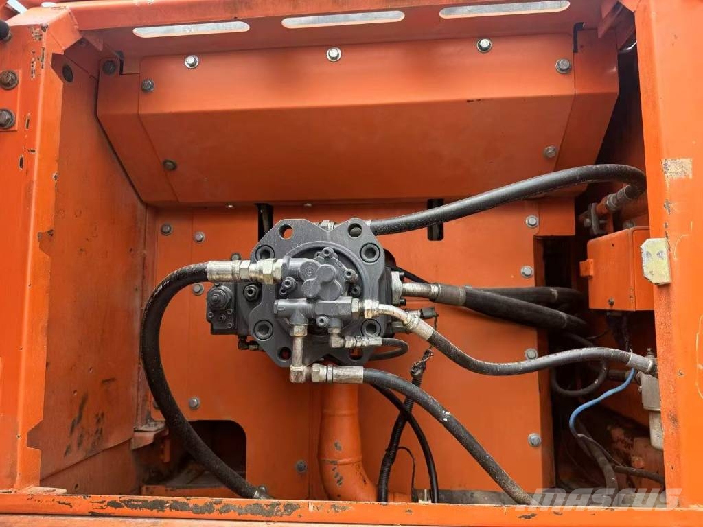 Doosan DX 300 Bagri goseničarji