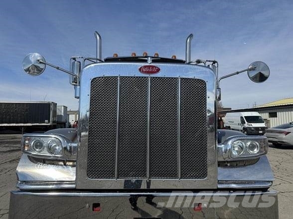 Peterbilt 389 Trekkers