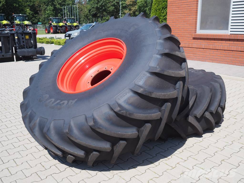 CLAAS Lexion Tucano front wheels Mitas 680/85 R32 الإطارات والعجلات والحافات