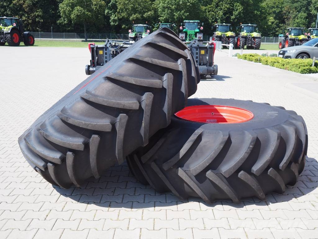 CLAAS Lexion Tucano front wheels Mitas 680/85 R32 الإطارات والعجلات والحافات