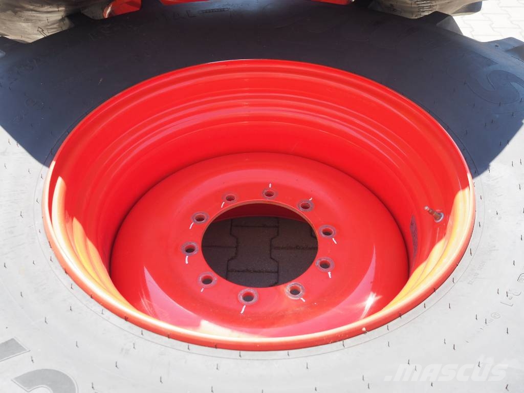 CLAAS Lexion Tucano front wheels Mitas 680/85 R32 الإطارات والعجلات والحافات