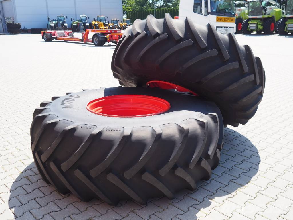 CLAAS Lexion Tucano front wheels Mitas 680/85 R32 الإطارات والعجلات والحافات