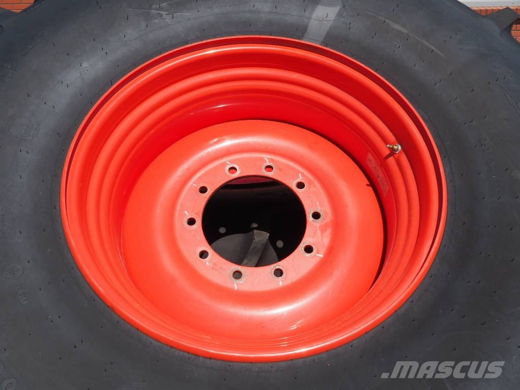 CLAAS Lexion Tucano front wheels Mitas 680/85 R32 الإطارات والعجلات والحافات