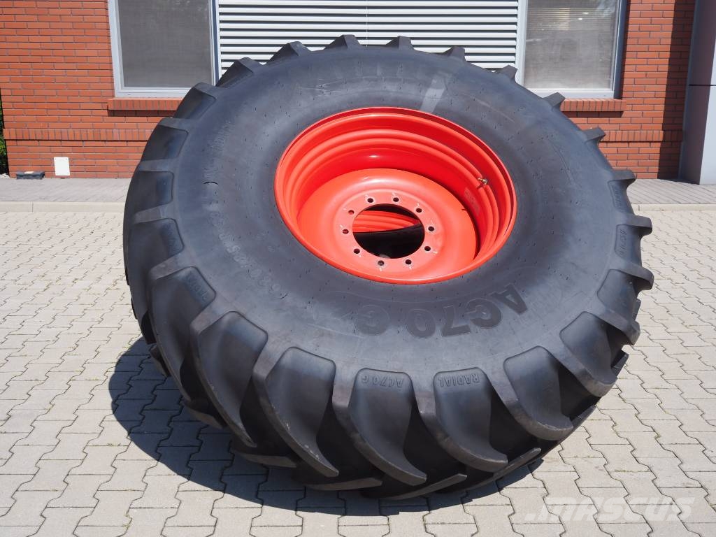 CLAAS Lexion Tucano front wheels Mitas 680/85 R32 الإطارات والعجلات والحافات