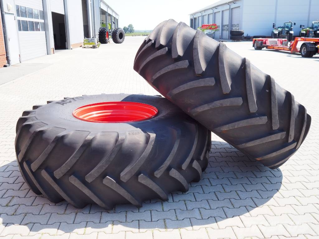 CLAAS Lexion Tucano front wheels Mitas 680/85 R32 الإطارات والعجلات والحافات