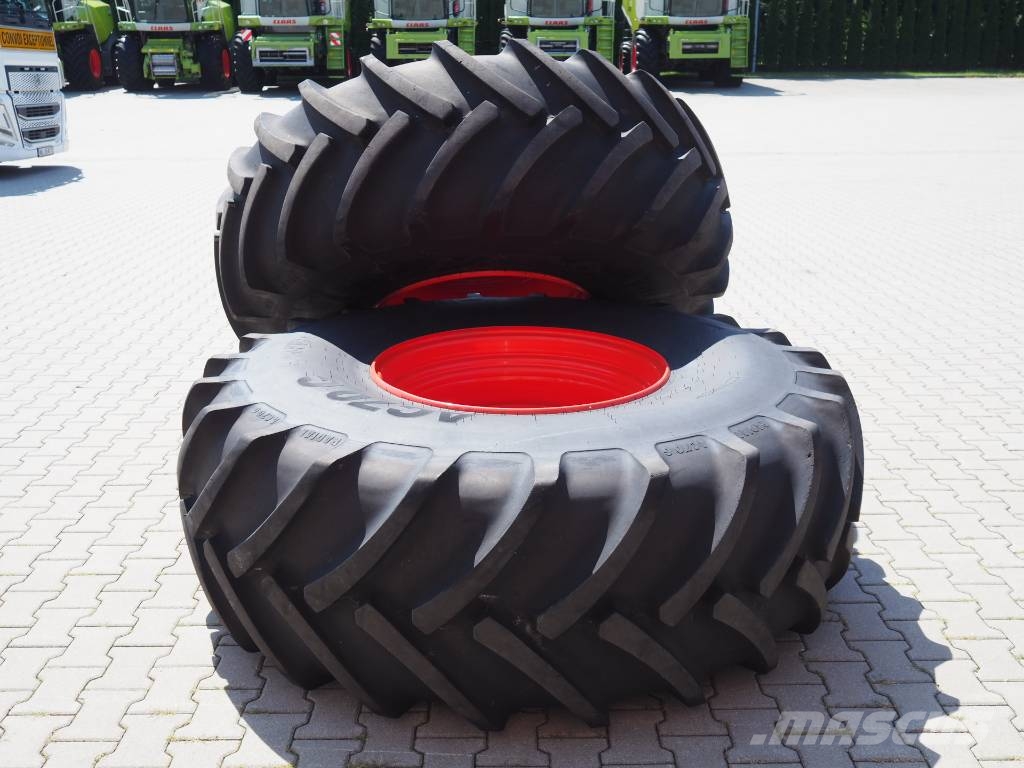 CLAAS Lexion Tucano front wheels Mitas 680/85 R32 الإطارات والعجلات والحافات