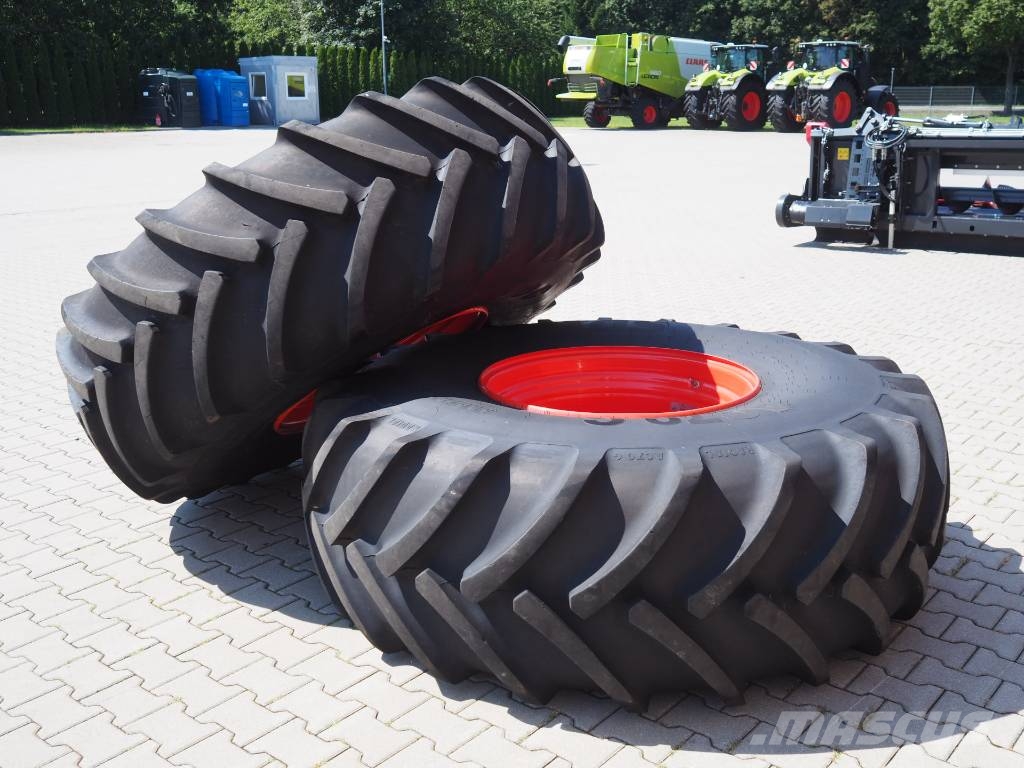 CLAAS Lexion Tucano front wheels Mitas 680/85 R32 الإطارات والعجلات والحافات