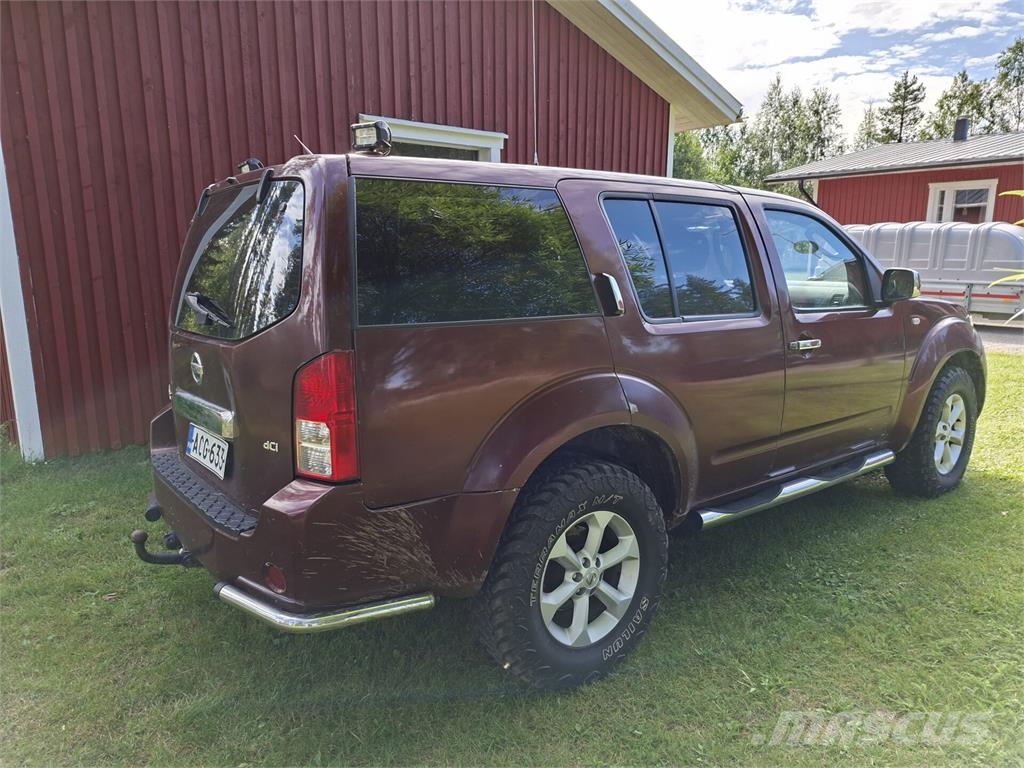 Nissan Pathfinder PKWs