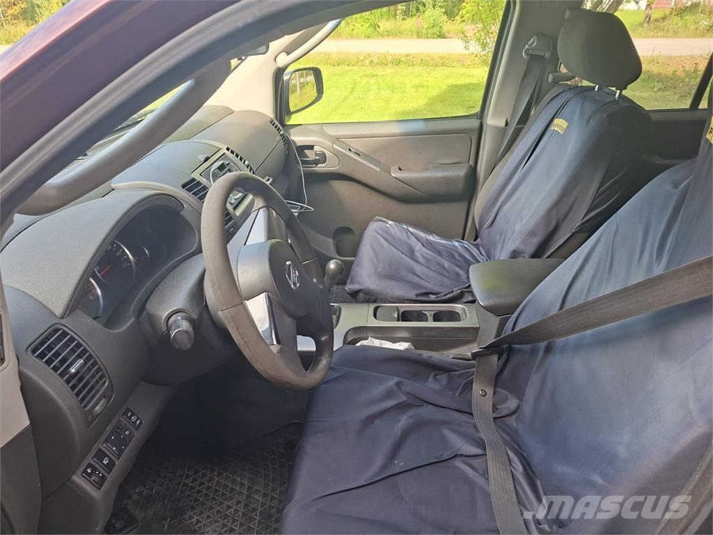Nissan Pathfinder Avtomobili