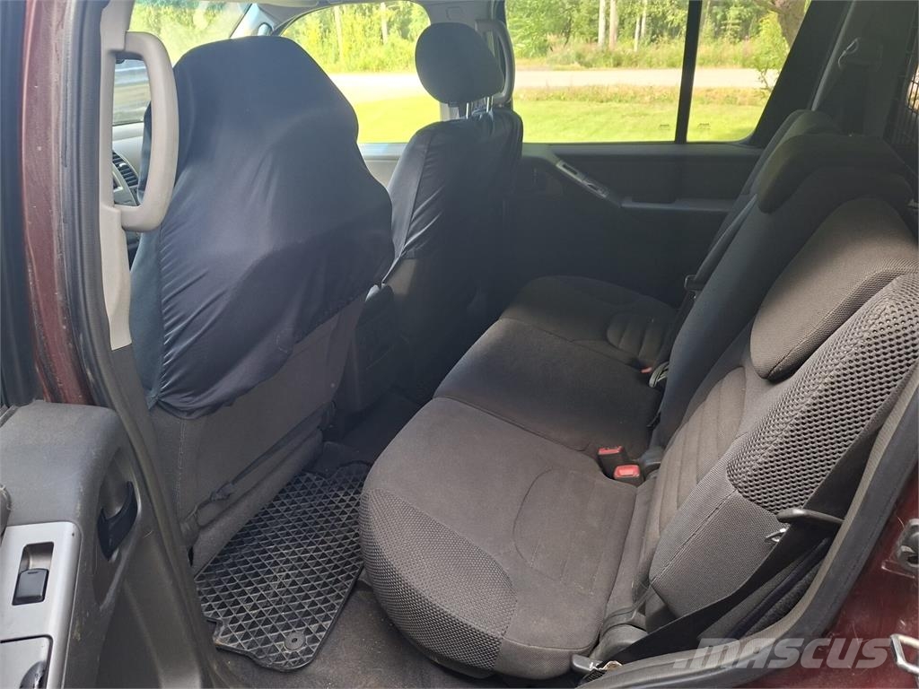 Nissan Pathfinder Avtomobili