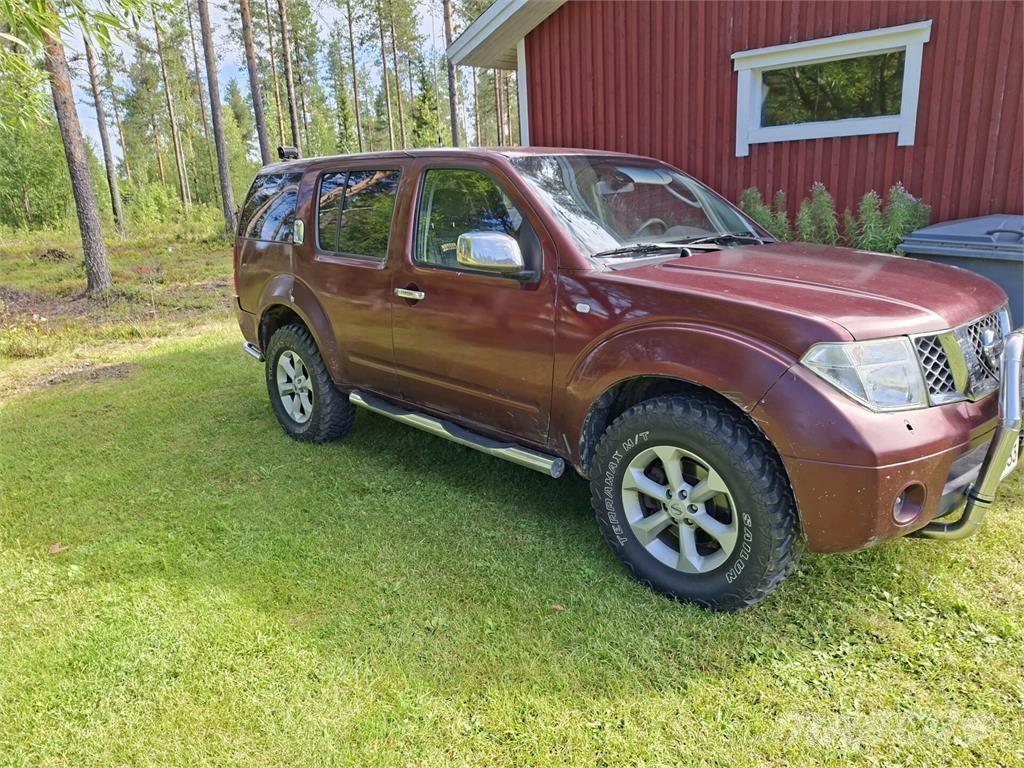 Nissan Pathfinder Avtomobili