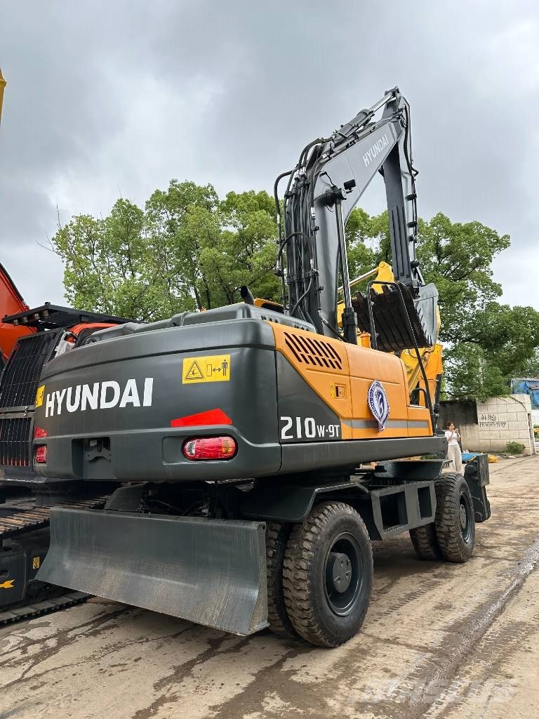 Hyundai 210W-9T Wheeled excavators