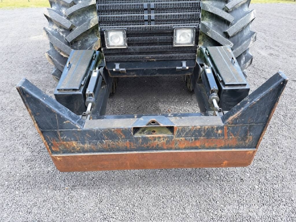 Noe NF210-4R Forstschlepper Juontokoneet