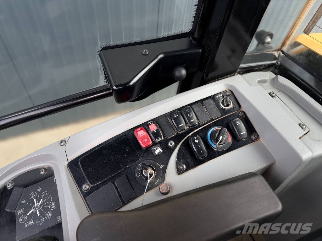 CAT 906M Kolesni nakladalci