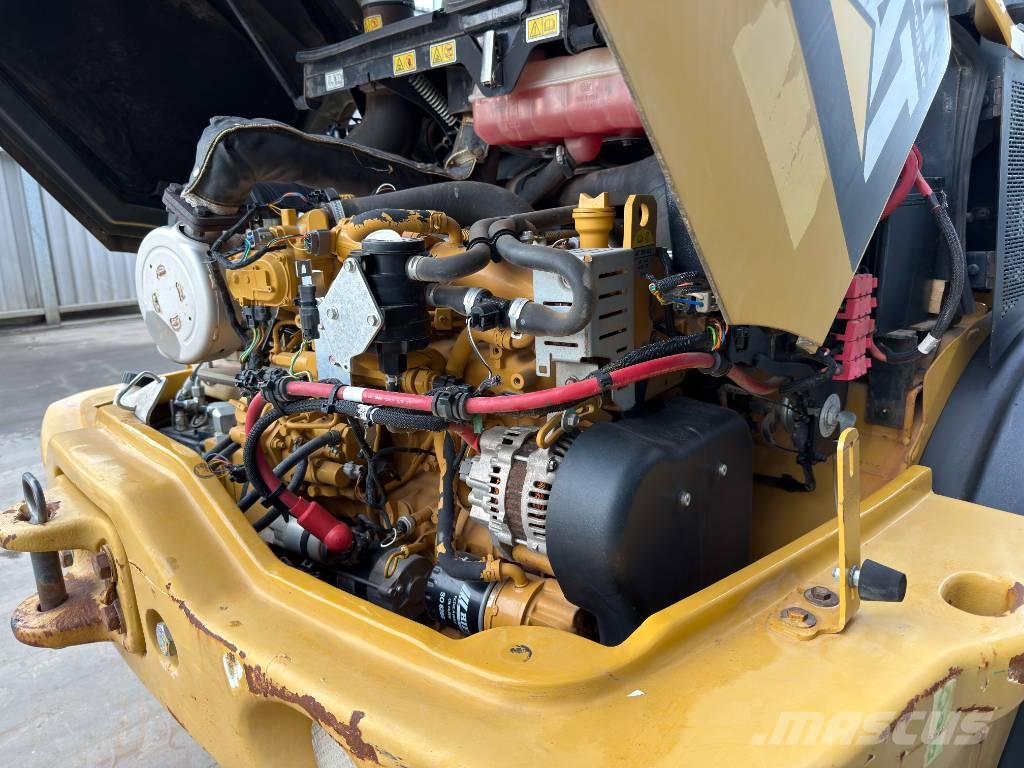 CAT 906M Kolesni nakladalci