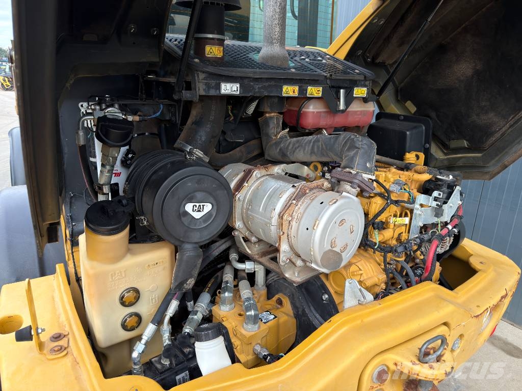 CAT 906M Kolesni nakladalci