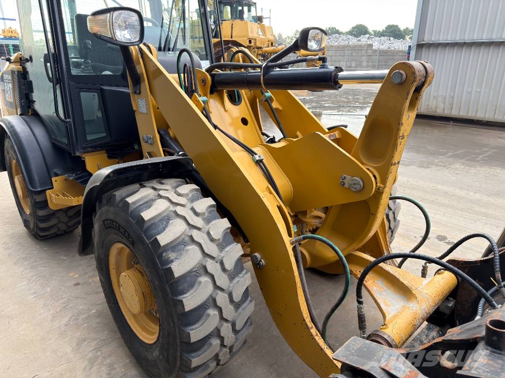 CAT 906M Kolesni nakladalci