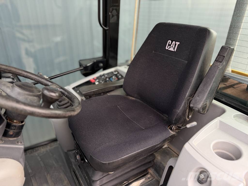 CAT 906M Kolesni nakladalci