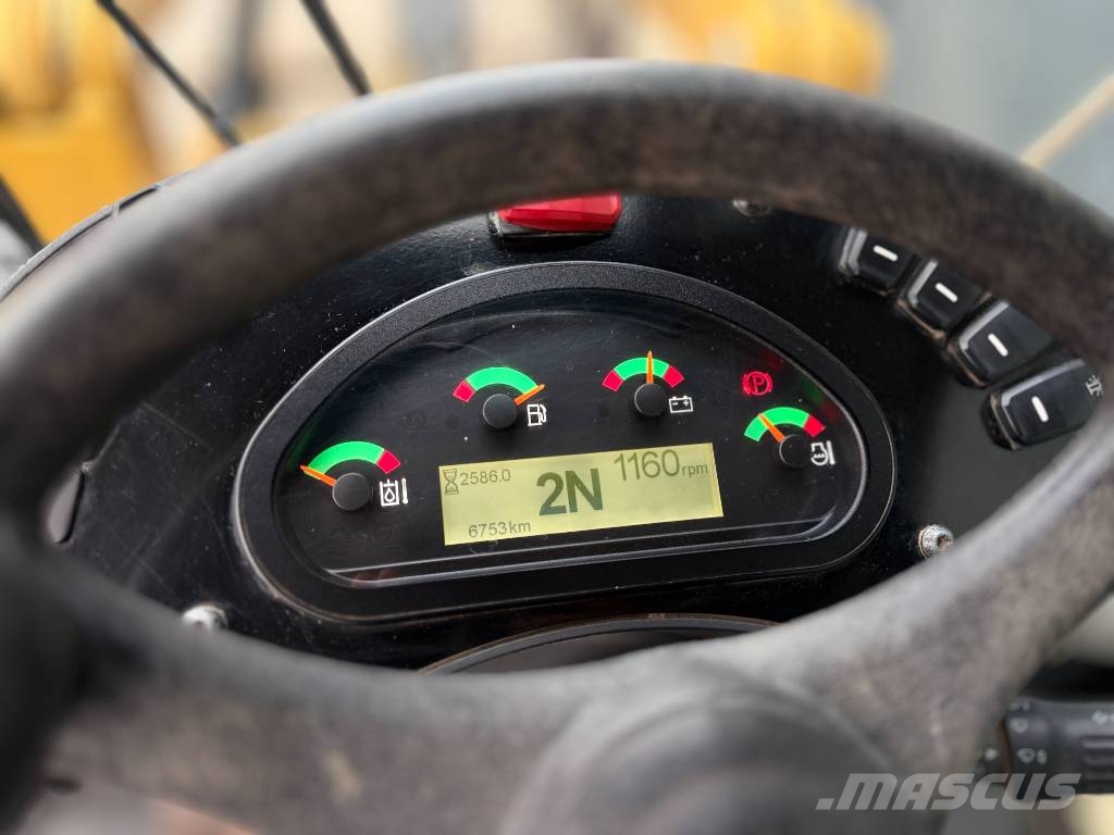 CAT 906M Kolesni nakladalci