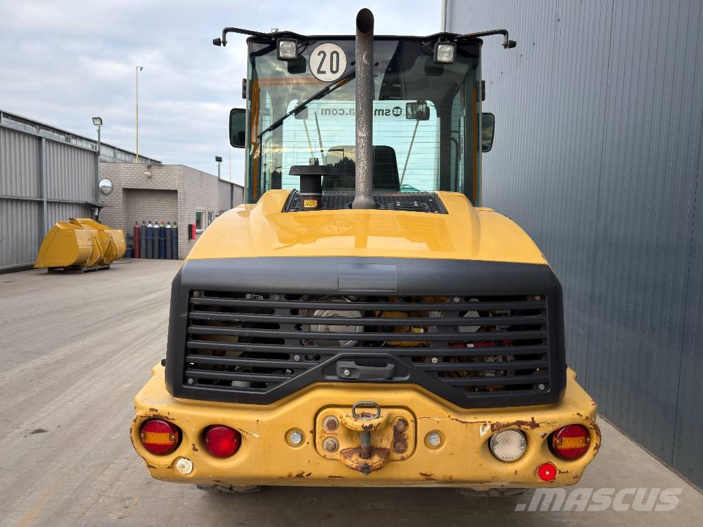 CAT 906M Kolesni nakladalci