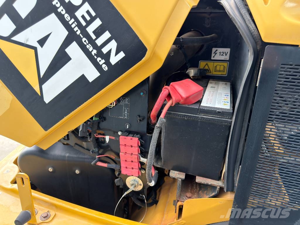CAT 906M Kolesni nakladalci