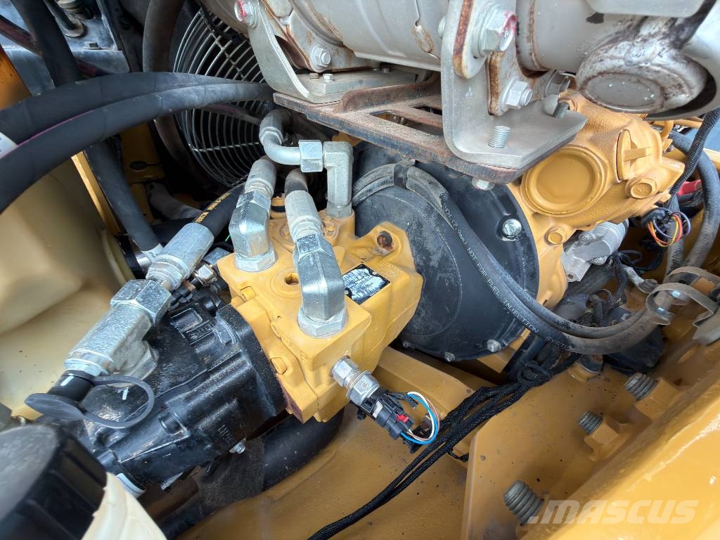 CAT 906M Kolesni nakladalci