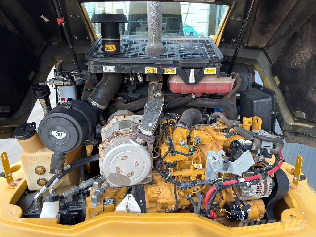 CAT 906M Kolesni nakladalci